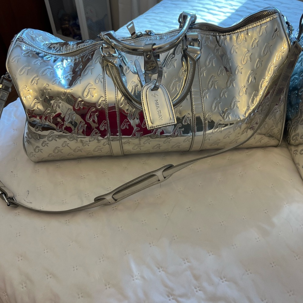 Mia Ray
 Metallic Silver Shoulder tome